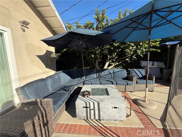 Detail Gallery Image 9 of 10 For 19046 Friar St, Tarzana,  CA 91335 - 4 Beds | 2 Baths