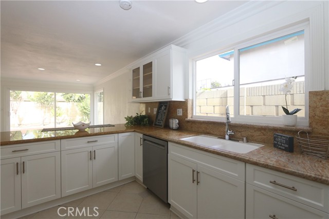 Detail Gallery Image 5 of 30 For 6781 Bridgewater Dr, Huntington Beach,  CA 92647 - 4 Beds | 2 Baths