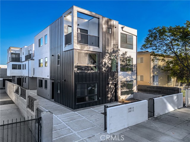 Detail Gallery Image 3 of 36 For 1342 Kingsley #1,  Los Angeles,  CA 90027 - 4 Beds | 4/1 Baths