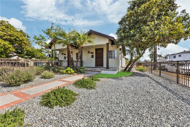 5304 Carmelita Avenue, Maywood CA: https://media.crmls.org/medias/bf2b70df-71a1-4df8-9064-b391df08016d.jpg