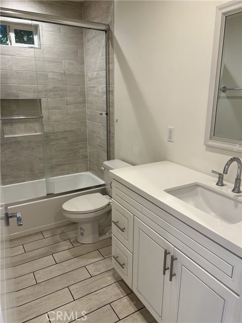 Detail Gallery Image 3 of 6 For 1168 W 38th St #1170 1/2,  Los Angeles,  CA 90037 - 2 Beds | 1 Baths