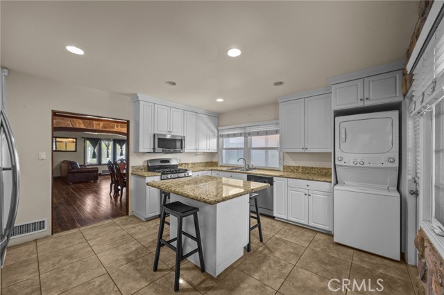 Detail Gallery Image 12 of 39 For 122 E Rosewood Ct, Ontario,  CA 91764 - 2 Beds | 2 Baths
