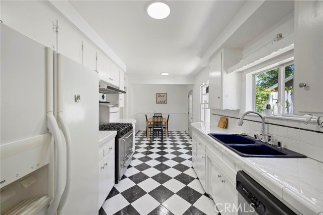 Detail Gallery Image 8 of 30 For 6820 Encino Ave, Van Nuys,  CA 91406 - 3 Beds | 2 Baths
