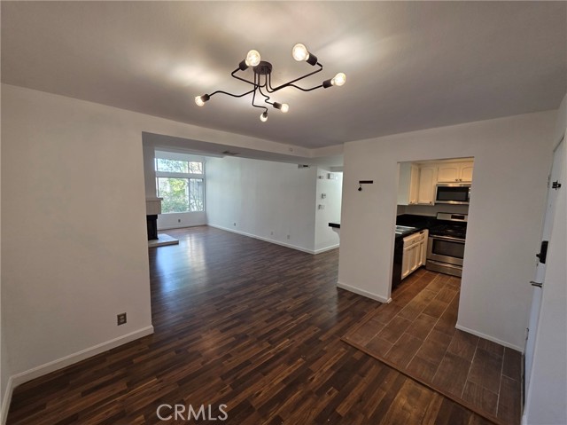 Detail Gallery Image 3 of 24 For 7800 Topanga Canyon Blvd #303,  Canoga Park,  CA 91304 - 2 Beds | 2 Baths