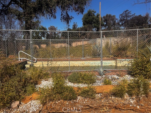 1201 E Altadena Drive, Altadena CA: https://media.crmls.org/medias/bf2ec4b3-5e89-414b-b1c8-ed850385974e.jpg