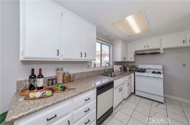 Detail Gallery Image 8 of 25 For 552 E Newmark Ave #C,  Monterey Park,  CA 91755 - 2 Beds | 2/1 Baths