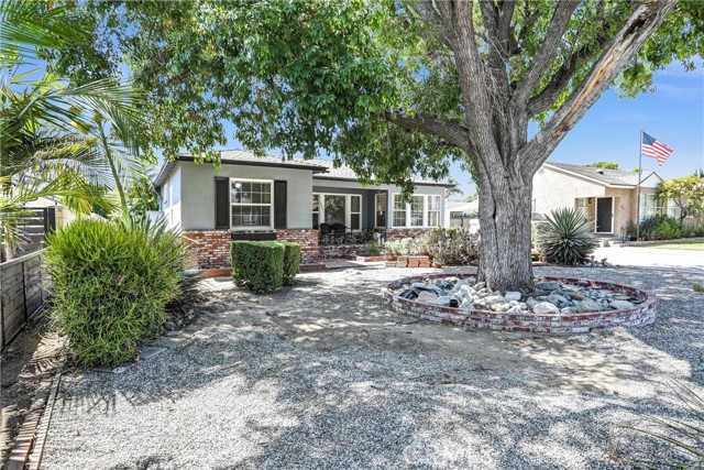 2451 Graydon Avenue, Monrovia CA: https://media.crmls.org/medias/bf32121f-379c-487a-afea-b4dee37b03cd.jpg