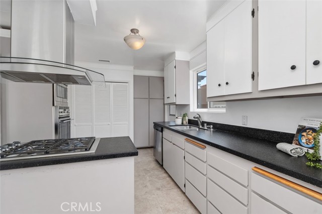 2340 Camden Avenue, Los Angeles CA: https://media.crmls.org/medias/bf3654ea-be45-4291-8a51-f6620c426cc7.jpg