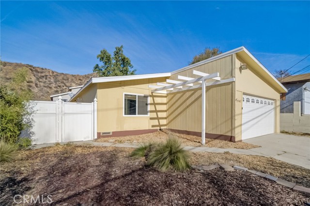 Detail Gallery Image 3 of 36 For 29667 Cromwell Ave, Val Verde,  CA 91384 - 2 Beds | 2 Baths