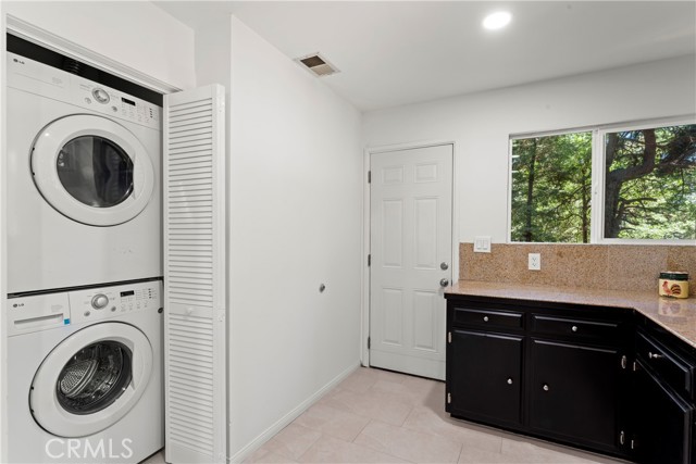 27917 Squirrel Lane, Lake Arrowhead CA: https://media.crmls.org/medias/bf3758d5-7ce6-487b-81d1-2d25325f0477.jpg