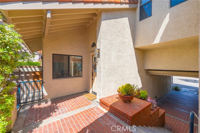 4 Santa Cruz Court, Manhattan Beach CA: https://media.crmls.org/medias/bf3762ea-8426-4e1e-8719-0411b468e2d0.jpg