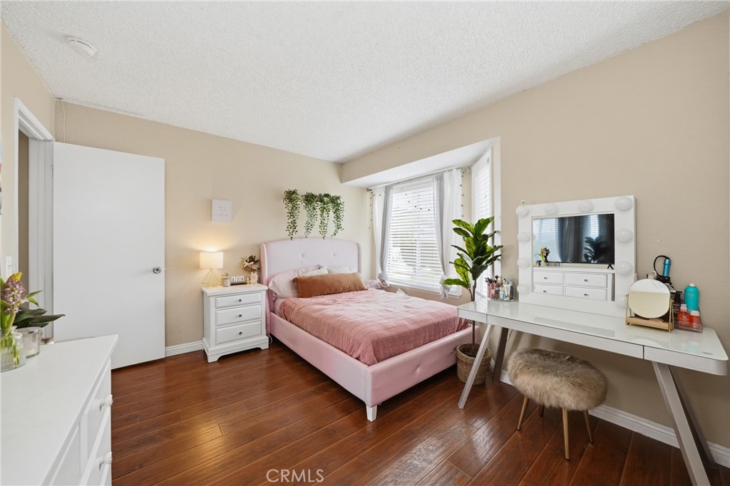 https://media.crmls.org/medias/bf38d384-bcbd-4156-bed2-85cf1c2d7afc.jpg?preset=X-Large