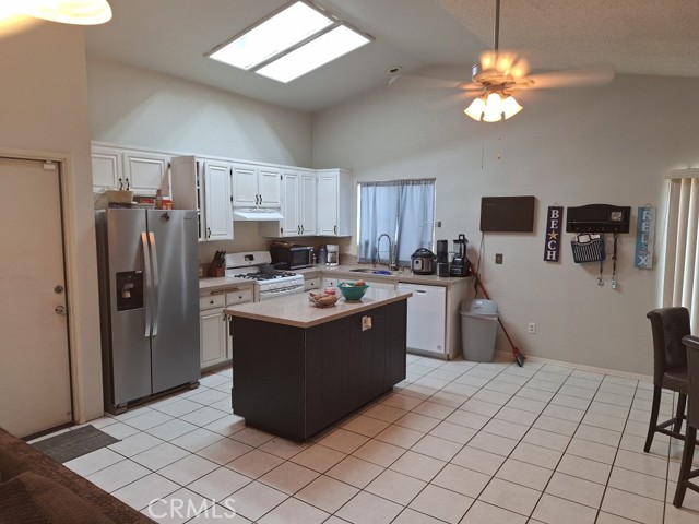 Detail Gallery Image 5 of 18 For 12415 5th Ave, Victorville,  CA 92395 - 3 Beds | 2 Baths