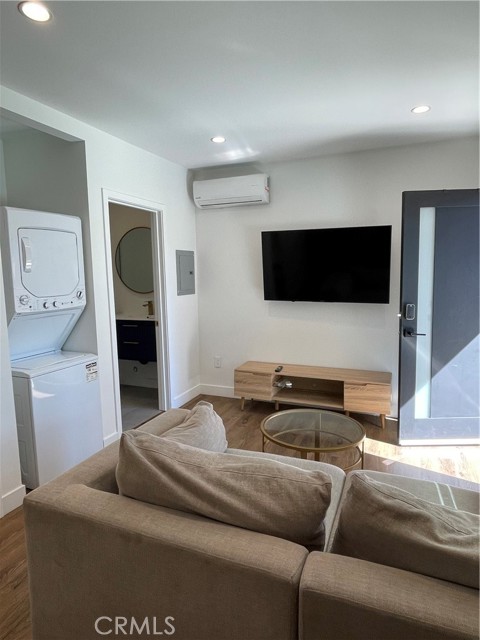 Detail Gallery Image 7 of 13 For 23517 Aetna St, Woodland Hills,  CA 91367 - 1 Beds | 1 Baths