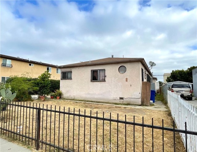 1621 W 82nd Street, Los Angeles CA: https://media.crmls.org/medias/bf3c43ce-de58-4c14-9598-388912fcf02b.jpg