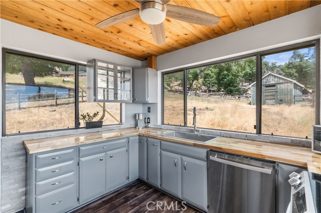 Detail Gallery Image 11 of 30 For 26120 Deertrail Dr, Tehachapi,  CA 93561 - 3 Beds | 2 Baths