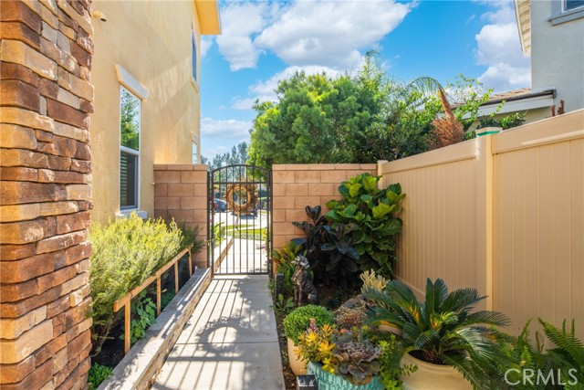 Detail Gallery Image 2 of 34 For 12938 Meridian Ct, Corona,  CA 92880 - 4 Beds | 3/1 Baths