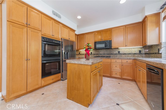 11 Lynnfield, Irvine CA: https://media.crmls.org/medias/bf424914-b384-4365-8d40-0250b5c1d2c3.jpg
