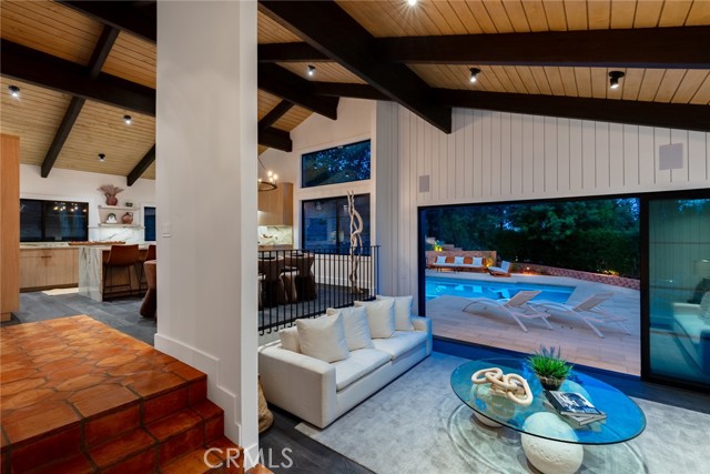 4885 Winnetka Avenue, Woodland Hills CA: https://media.crmls.org/medias/bf4b6eda-4e0b-4749-a74c-21b7e0ee9512.jpg