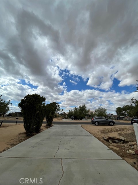 14317 Jicarilla Road, Apple Valley CA: https://media.crmls.org/medias/bf4ba81f-57e5-430f-a907-b141478f840f.jpg