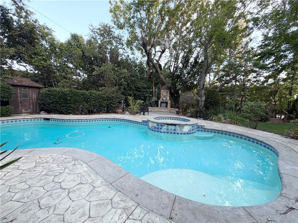 https://media.crmls.org/medias/bf4bea7b-a53c-4153-b913-cdaf48975e65.jpg?preset=X-Large