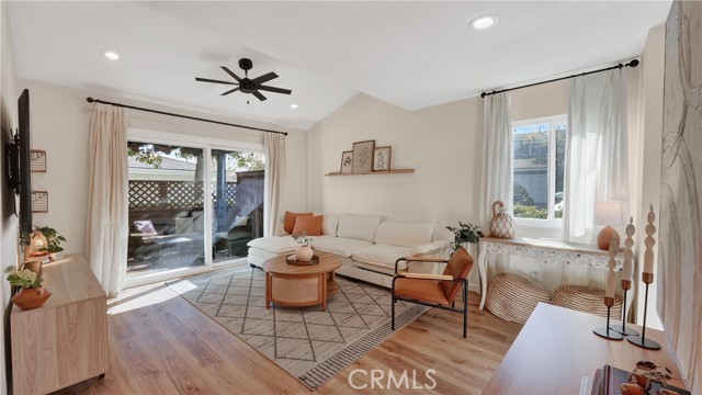 Detail Gallery Image 4 of 39 For 1761 Forum Way #D,  Corona,  CA 92881 - 3 Beds | 2/1 Baths