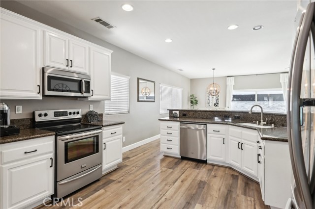 Detail Gallery Image 15 of 66 For 22141 Mustang Ct, Canyon Lake,  CA 92587 - 4 Beds | 2/1 Baths