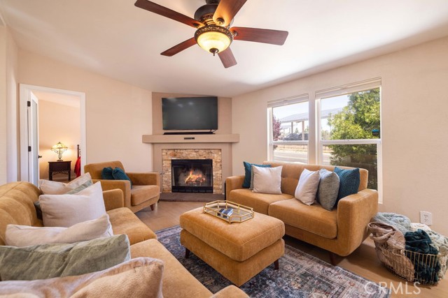 109 Wabash Lane, Sugarloaf CA: https://media.crmls.org/medias/bf4f09f4-e7a7-4bf0-920e-038e75086bed.jpg