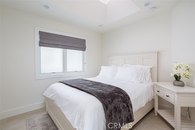 415 1/2 Marguerite Avenue, Corona del Mar CA: https://media.crmls.org/medias/bf5059aa-f929-4208-b10d-9183cdd39c15.jpg