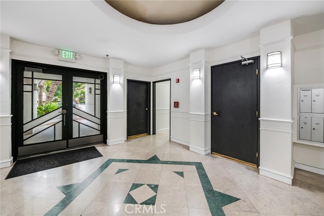 1401 S Bentley Avenue, Los Angeles CA: https://media.crmls.org/medias/bf5298ee-5465-4172-a546-2a165f509de2.jpg