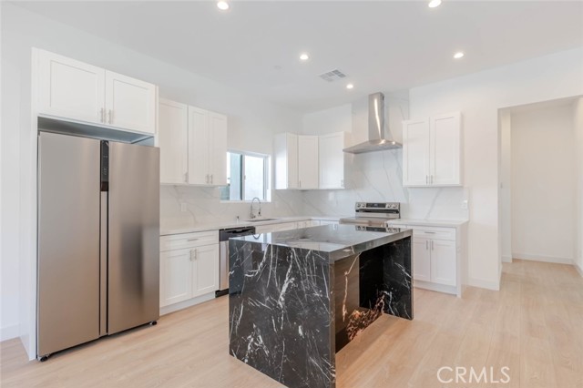 Detail Gallery Image 6 of 17 For 6852 1/2 Ranchito Ave, Van Nuys,  CA 91405 - 2 Beds | 2 Baths