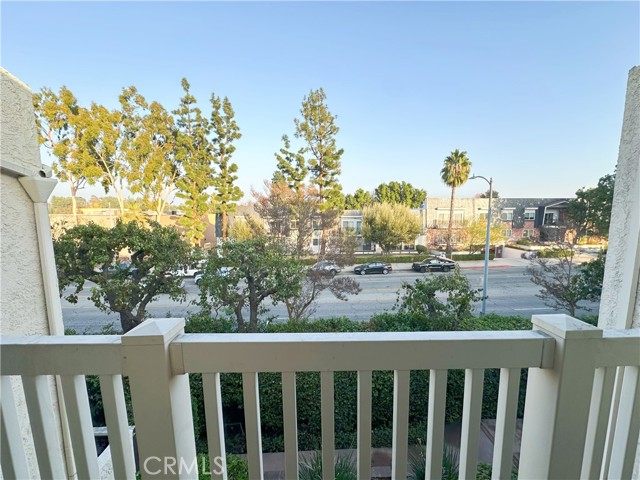 Detail Gallery Image 15 of 21 For 5255 Coldwater Canyon #D,  Sherman Oaks,  CA 91401 - 3 Beds | 3 Baths