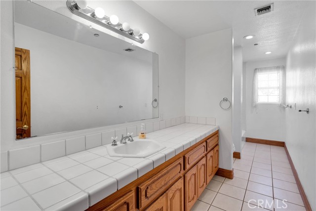 8381 White Road, Phelan CA: https://media.crmls.org/medias/bf5811bf-def2-46c9-a421-2ee2993b4e0a.jpg