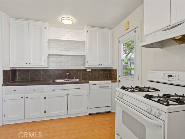 2215 N Brighton Street, Burbank CA: https://media.crmls.org/medias/bf5958bb-ba49-4bb3-8308-17979791cd84.jpg