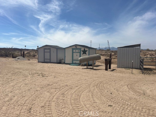 19821 Danielle Way, Apple Valley CA: https://media.crmls.org/medias/bf5987bd-b82e-48b3-9264-785982153b7f.jpg