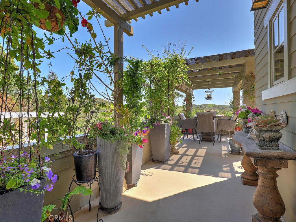 https://media.crmls.org/medias/bf5b0c7e-9f47-4d6f-9c24-45a82449f0af.jpg?preset=X-Large