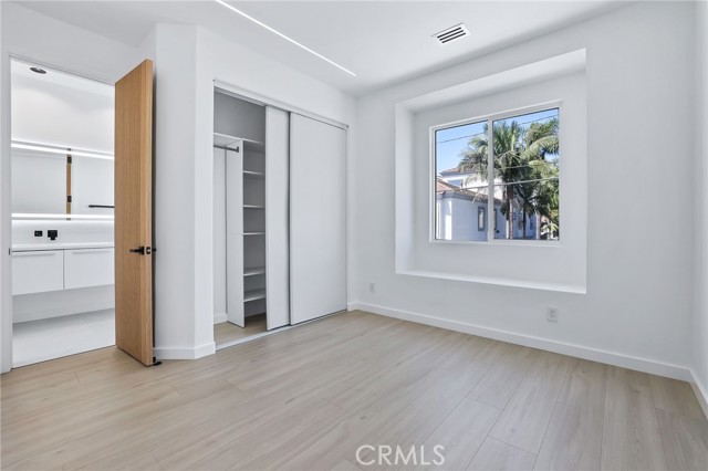 309 8th Street, Huntington Beach CA: https://media.crmls.org/medias/bf5ba304-124b-444f-99ec-b70b3887945a.jpg
