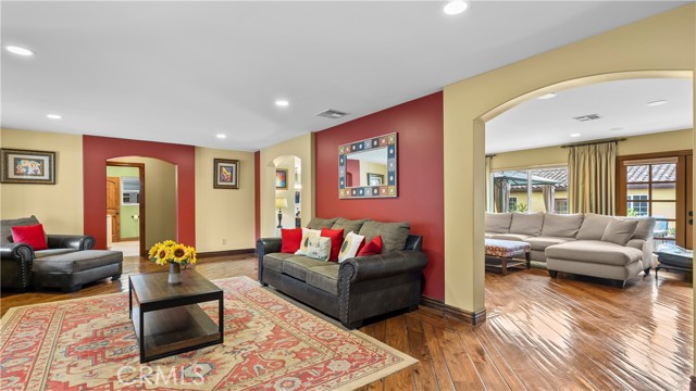 24604 Apple Street, Newhall CA: https://media.crmls.org/medias/bf5d1ae4-57b9-44b1-8824-d92b058435f8.jpg
