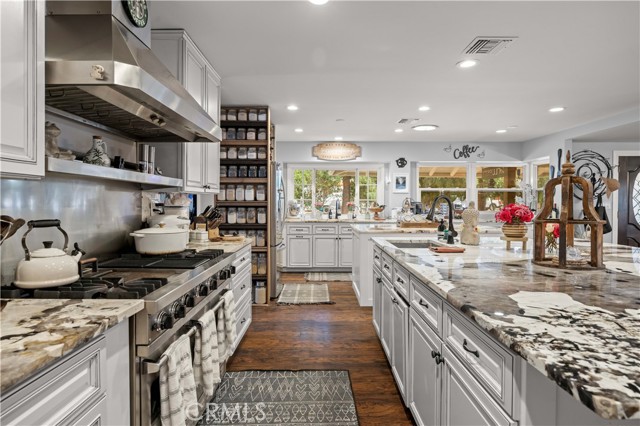 Detail Gallery Image 5 of 42 For 5981 Lakeview Ave, Yorba Linda,  CA 92886 - 4 Beds | 2/1 Baths