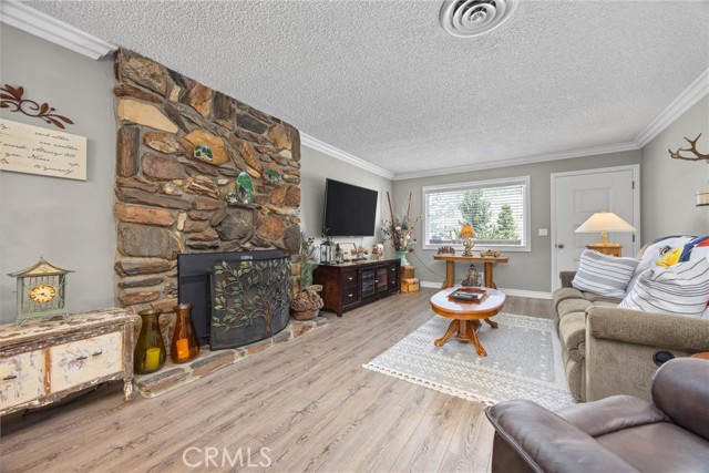 119 Pine Drive, Kernville CA: https://media.crmls.org/medias/bf5e51b5-fb1d-432b-a831-6d785437f7e6.jpg