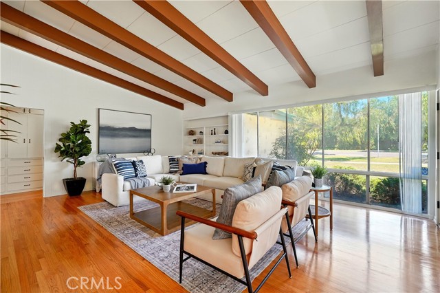 Detail Gallery Image 2 of 31 For 1075 Bryant Rd, Long Beach,  CA 90815 - 3 Beds | 3 Baths