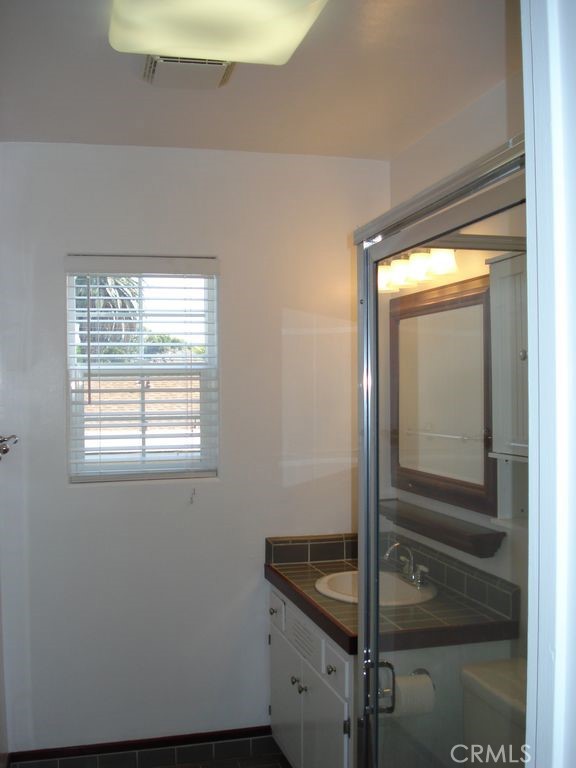 Unit B Triplex Upper Unit 2bed/2ba