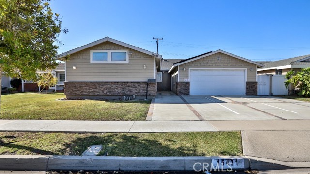 Detail Gallery Image 1 of 20 For 15421 La Salle Ln, Huntington Beach,  CA 92647 - 5 Beds | 4 Baths