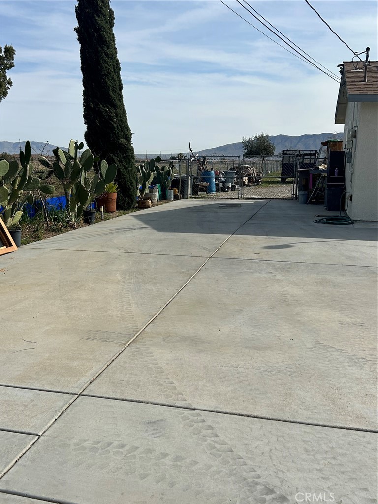 https://media.crmls.org/medias/bf6abc1d-828c-4cc3-99ea-4eaf5bd128c6.jpg?preset=X-Large