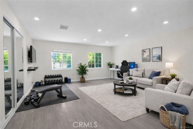 Detail Gallery Image 4 of 53 For 5719 Beckford, Tarzana,  CA 91356 - 5 Beds | 5 Baths