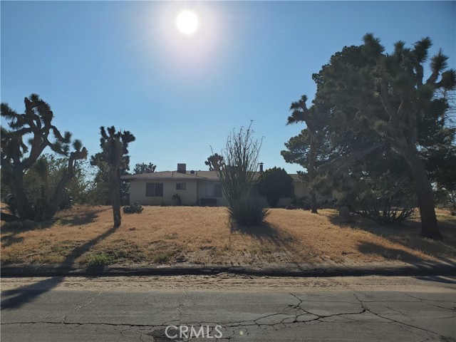 Detail Gallery Image 1 of 17 For 7760 Barberry Ave, Yucca Valley,  CA 92284 - 3 Beds | 2 Baths