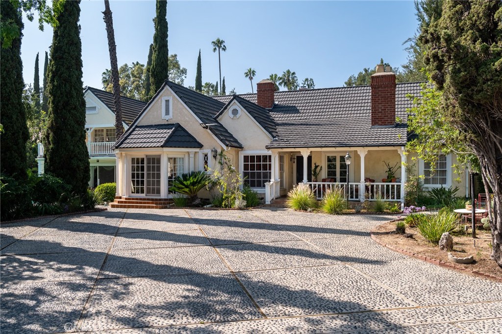 1535 Royal Boulevard