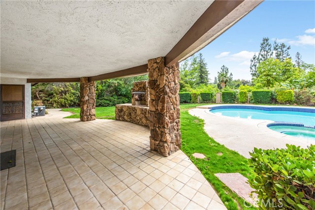668 E Sunset N Drive, Redlands CA: https://media.crmls.org/medias/bf70c74e-a580-47eb-b3d6-5e855006a5ee.jpg