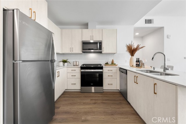 709 E Walnut Street, Pasadena CA: https://media.crmls.org/medias/bf725ea8-a538-42cf-8799-e86692e9a9b0.jpg