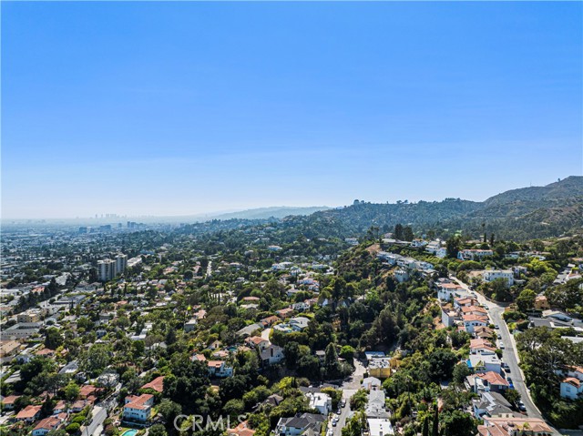 3916 Carnavon Way, Los Angeles CA: https://media.crmls.org/medias/bf74986d-566d-451b-81ea-07a9f742fafd.jpg
